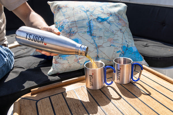 RVS fles met twee RVS mokken met Friese opdruk.