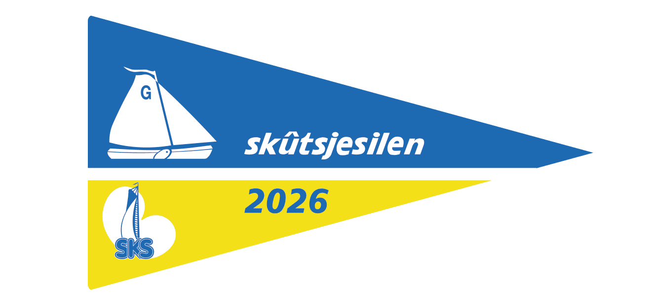 Logo van Skûtsjesilen 2026 met twee driehoekige vlaggen: bovenblauw met witte skûtsje-silhouet en tekst 'skûtsjesilen', ondergeel met blauwe tekst '2026' en klein skûtsje-logo.