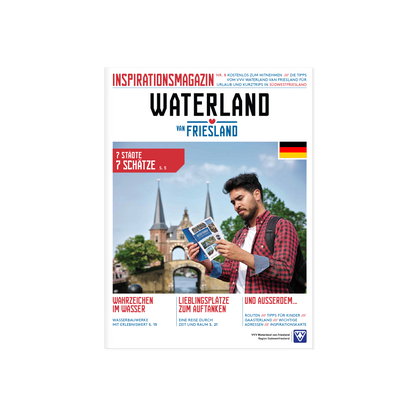 Voorpagina van het Duitse Inspiratiemagazine Waterland van Friesland met een man die een magazine bekijkt bij de Waterpoort in Sneek