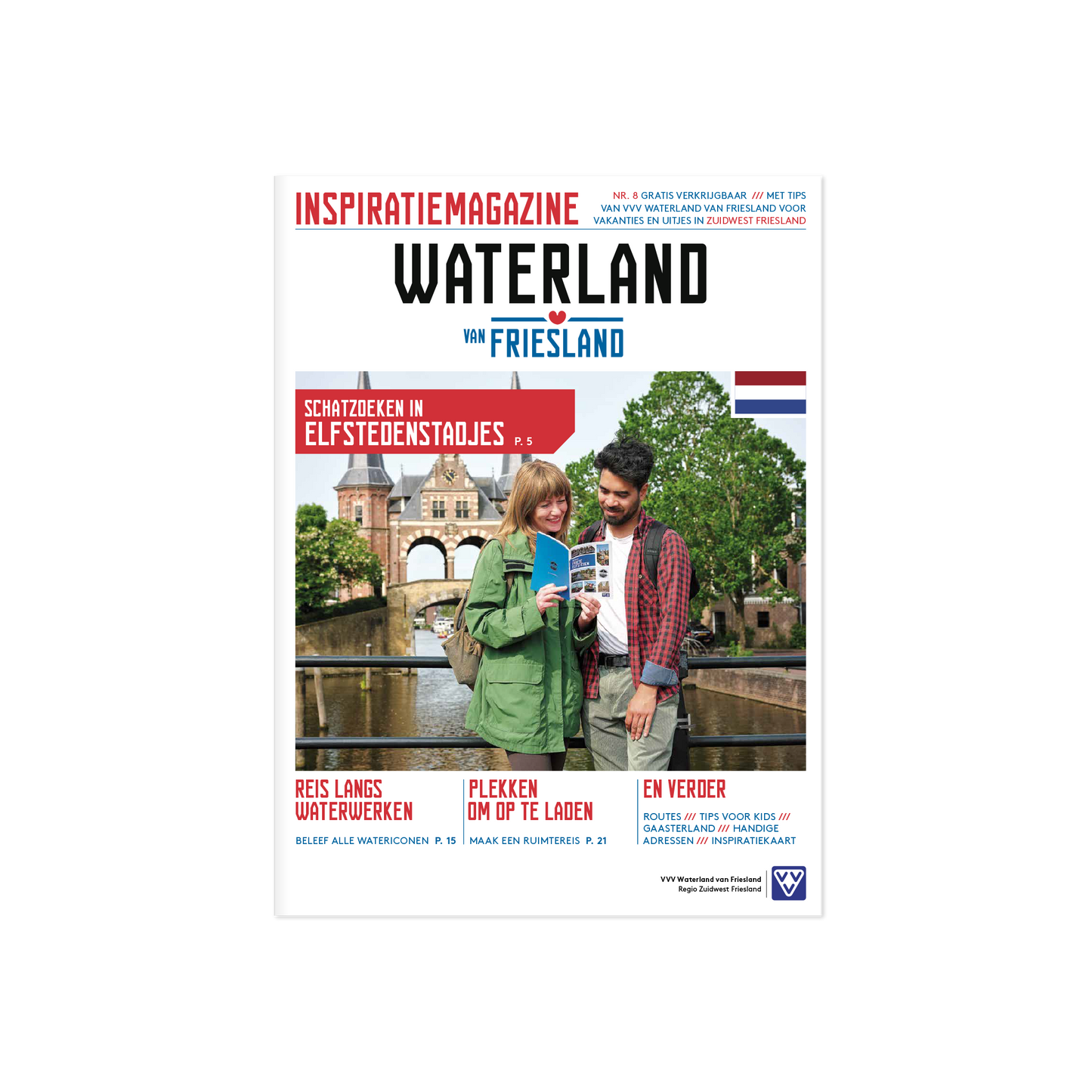 Voorpagina van het Inspiratiemagazine Waterland van Friesland met een stel dat een magazine bekijkt bij de Waterpoort in Sneek.de achtergrond