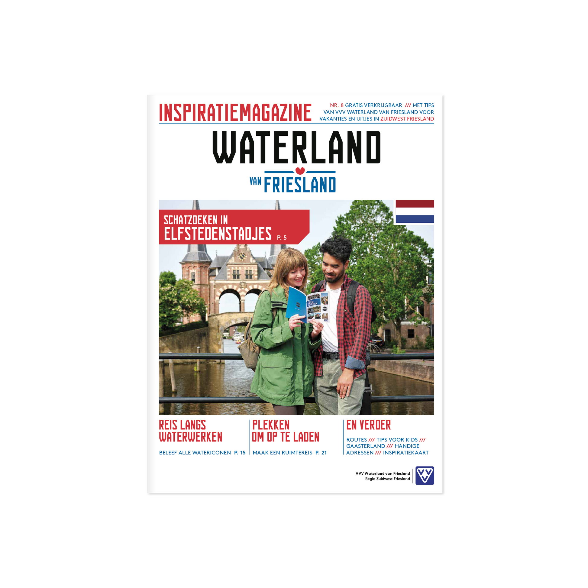 Voorpagina van het Inspiratiemagazine Waterland van Friesland met een stel dat een magazine bekijkt bij de Waterpoort in Sneek.de achtergrond