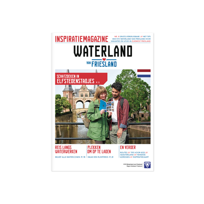 Voorpagina van het Inspiratiemagazine Waterland van Friesland met een stel dat een magazine bekijkt bij de Waterpoort in Sneek.de achtergrond