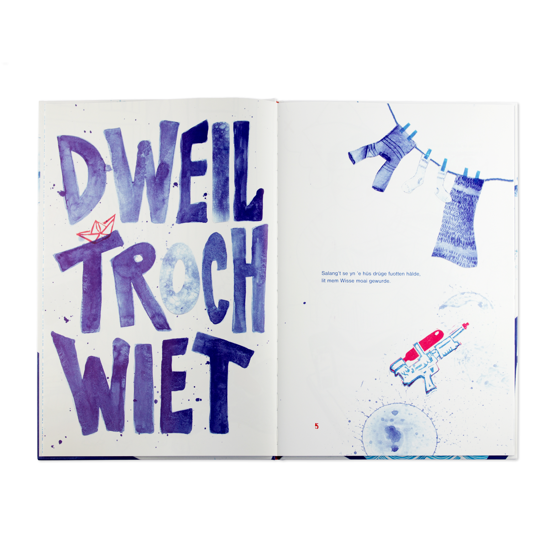 Boek opengeslagen met illustraties van was aan de lijn en blauwe Friese tekst: Dweil Troch Wiet