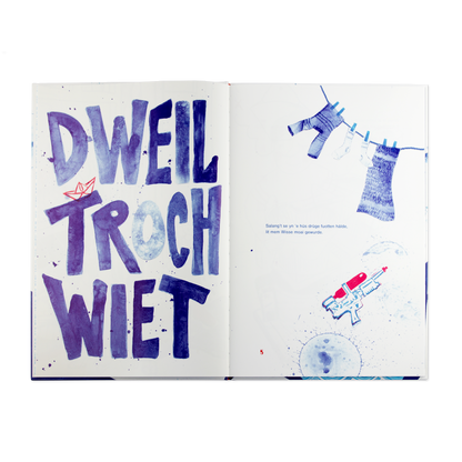 Boek opengeslagen met illustraties van was aan de lijn en blauwe Friese tekst: Dweil Troch Wiet