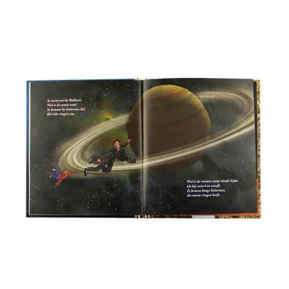 Open kinderboek met illustratie van een mens en een muis die langs de ringen van Saturnus zweven in de ruimte